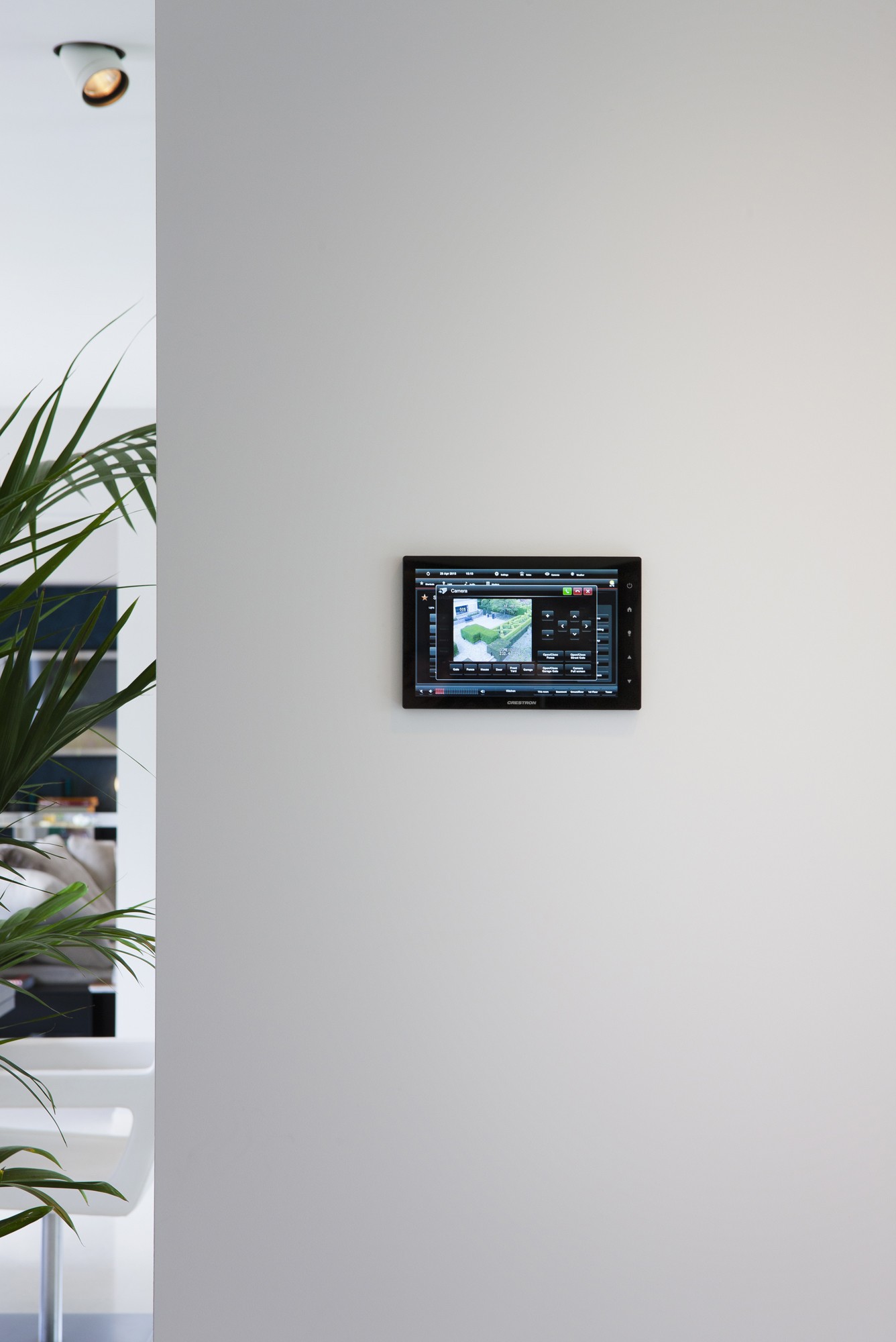 Een domotica console bevestigd aan een witte wand